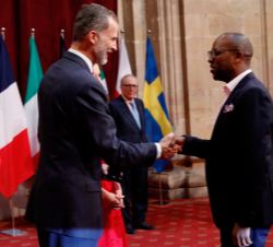 u Majestad el Rey hizo entrega al director ejecutivo de Amref Health, Githinji Gitahi, de la insignia de la Fundación